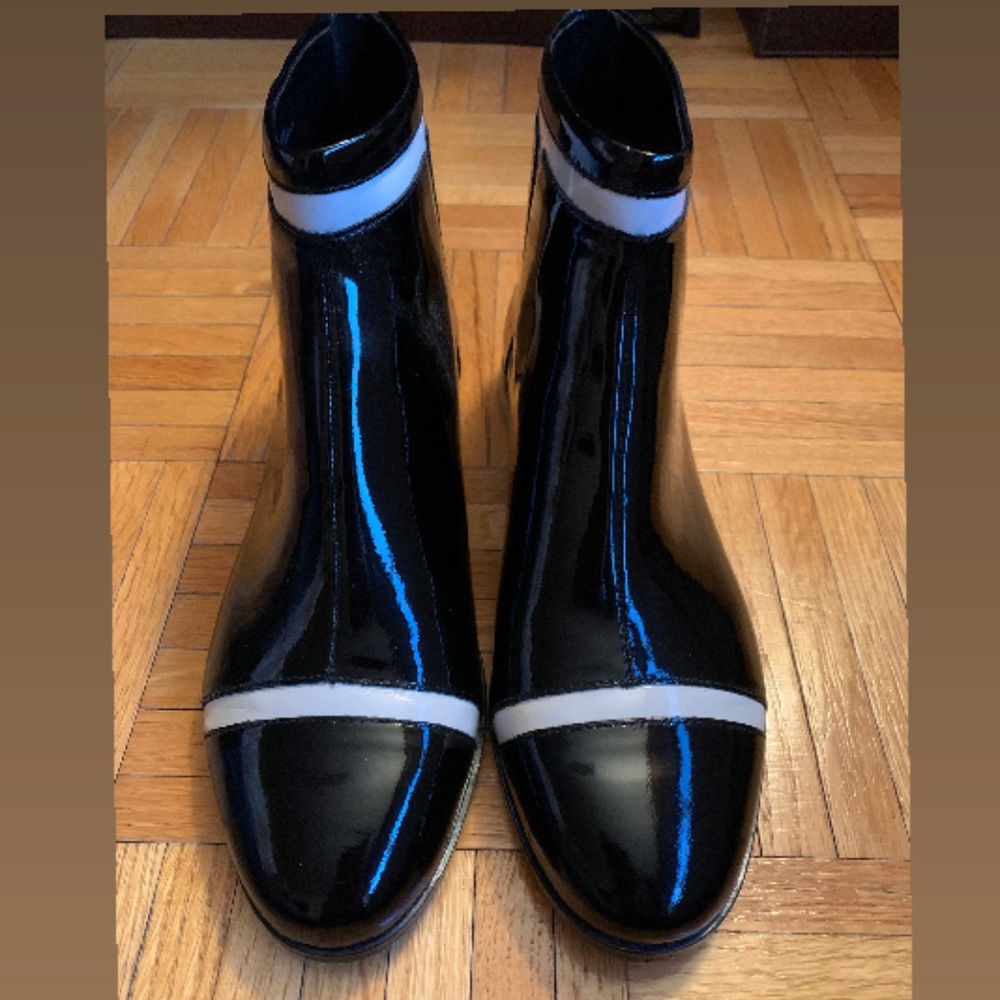 Calvin Klein, Size: US 8, black with white stripe, patent leather, round toe